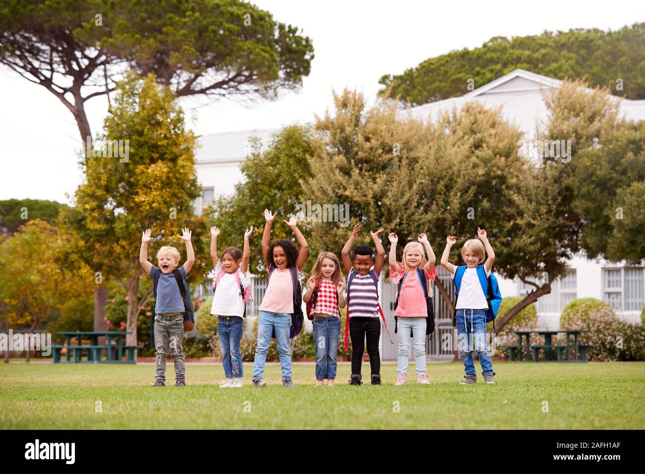 Begeistert Grundschüler auf dem Spielfeld in den Pausen Stockfoto
