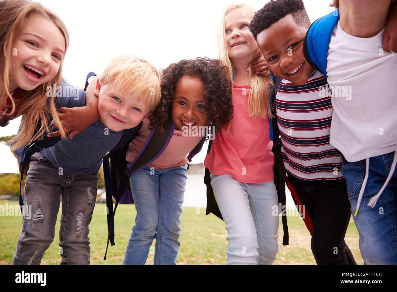 Portrait von begeistert Grundschüler auf dem Spielfeld in den Pausen Stockfoto