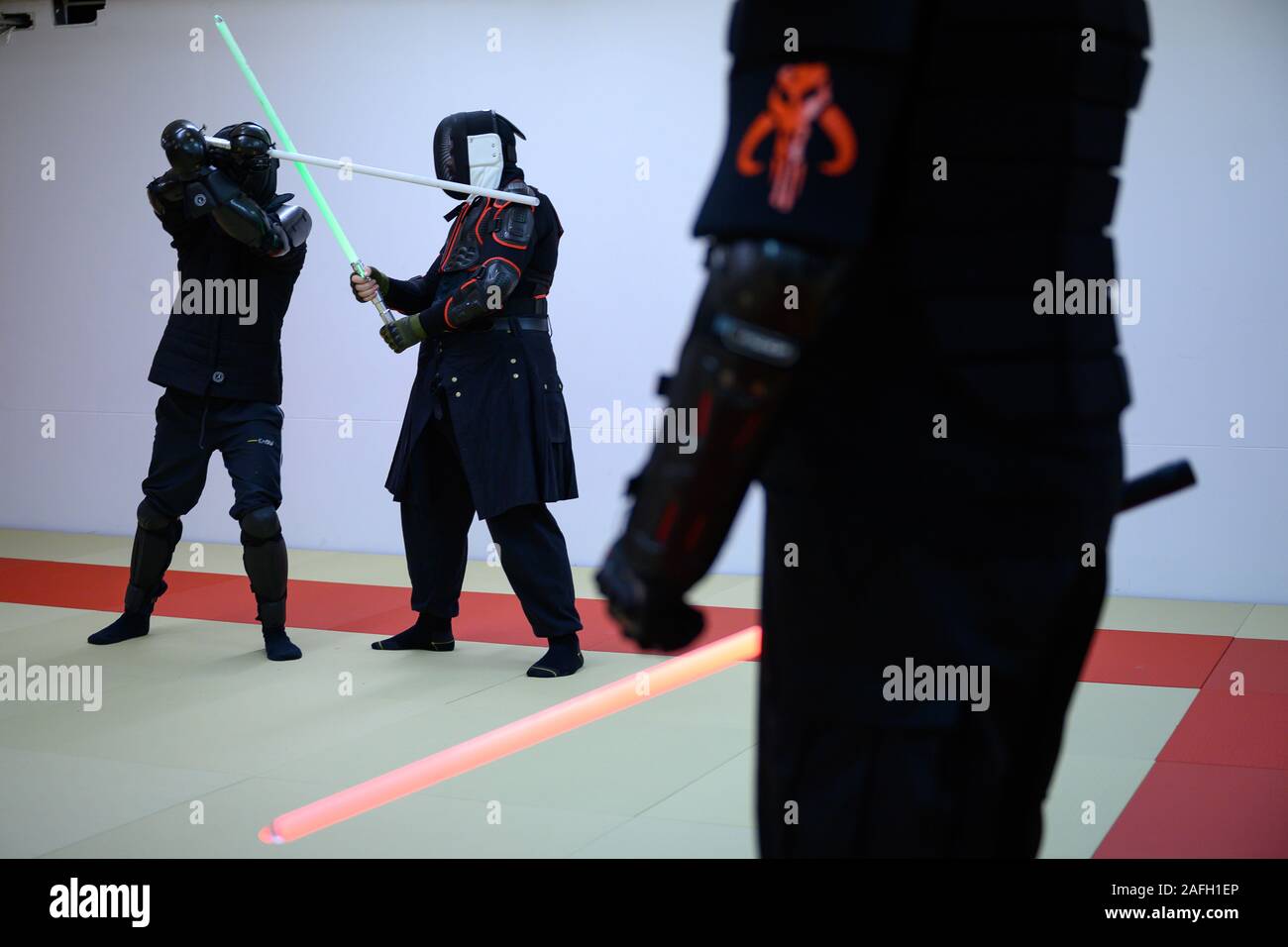 03 Dezember 2019, Baden-Wuerttemberg, Schwäbisch Gmünd: Mitglieder der "tauferlöwen Saber One' zeigen Kampf Truppe Zaun während einer Trainingseinheit. Wöchentlich trainieren Sie Duelle mit Lichtschwertern, wie in der Welt - Filme der berühmten Star Wars". Foto: Sebastian Gollnow/dpa Stockfoto