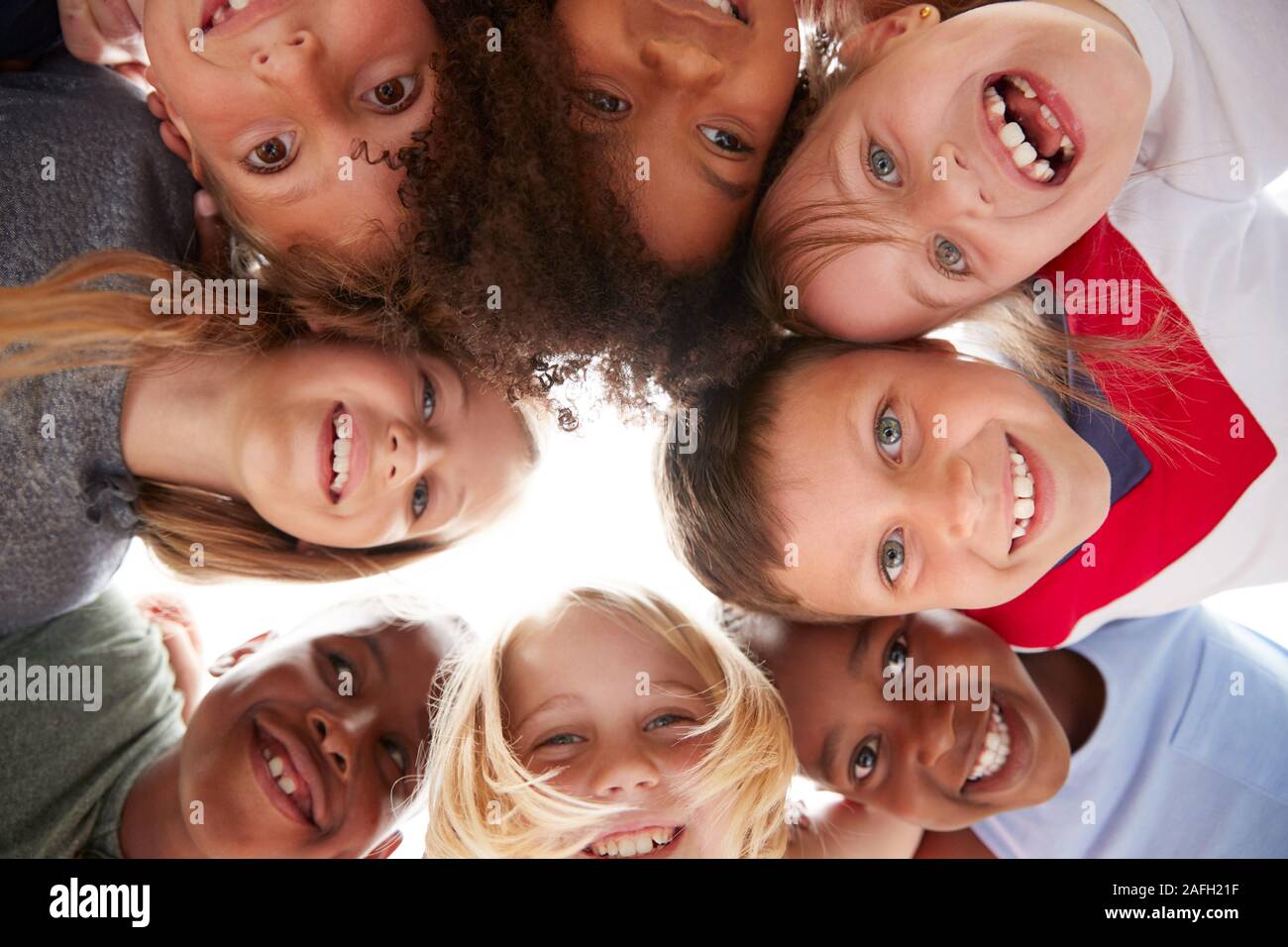 Gruppe von Multi-Cultural Kinder mit Freunde auf der Suche nach unten in die Kamera Stockfoto