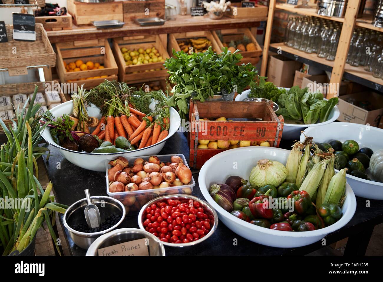 Anzeige von Gemüse in nachhaltige Verpackungen aus Kunststoff sich Lebensmittelgeschäft Stockfoto