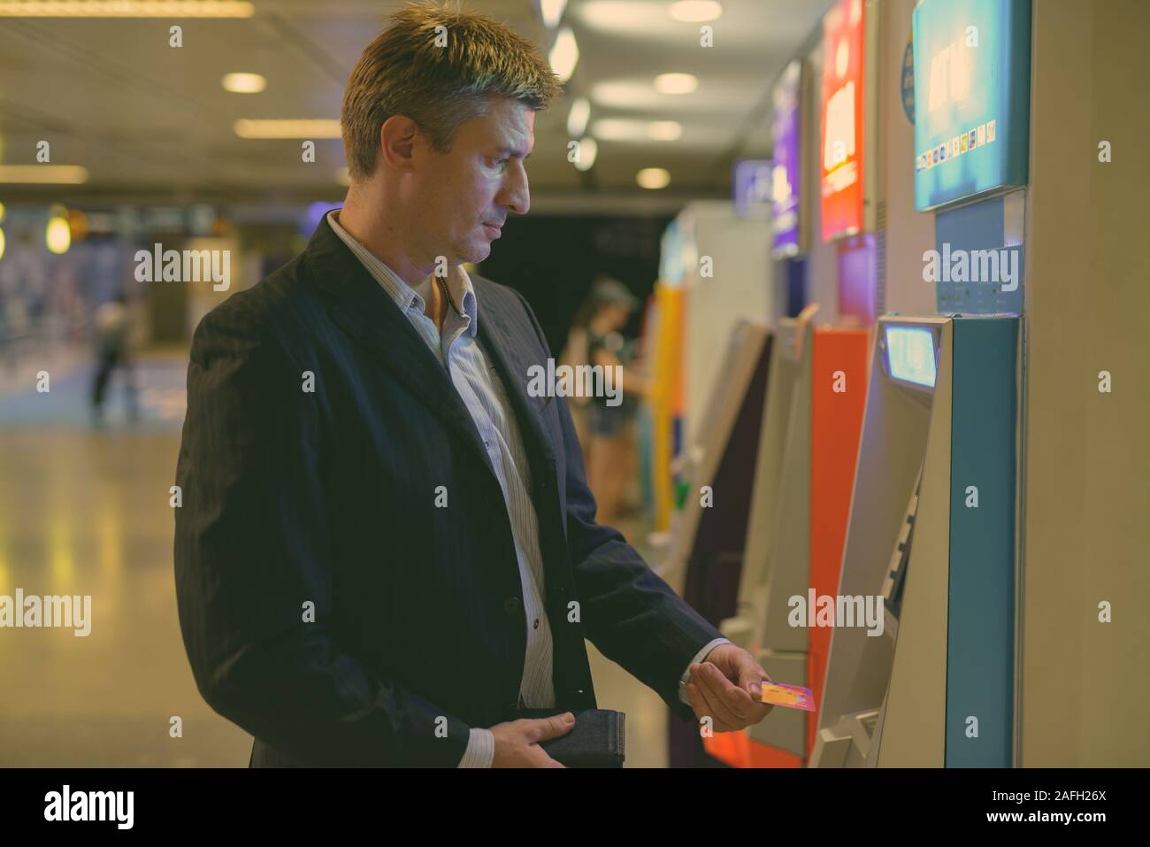 Geschäftsmann in der U-Bahn Bahnhof in Bangkok, Thailand Stockfoto