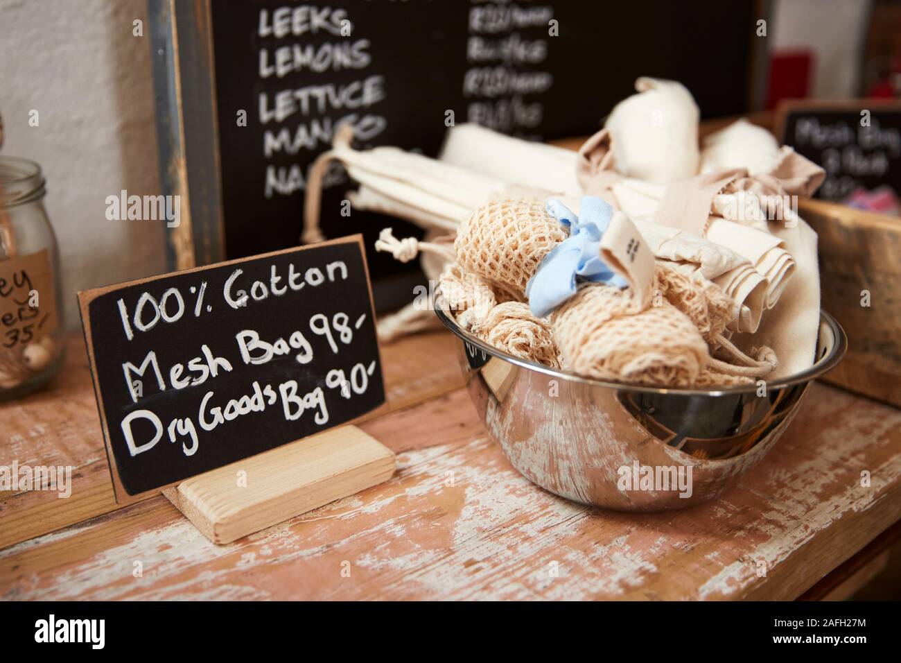 Anzeige von wiederverwertbaren Baumwoll Taschen in Verpackung Lebensmittelgeschäft Stockfoto
