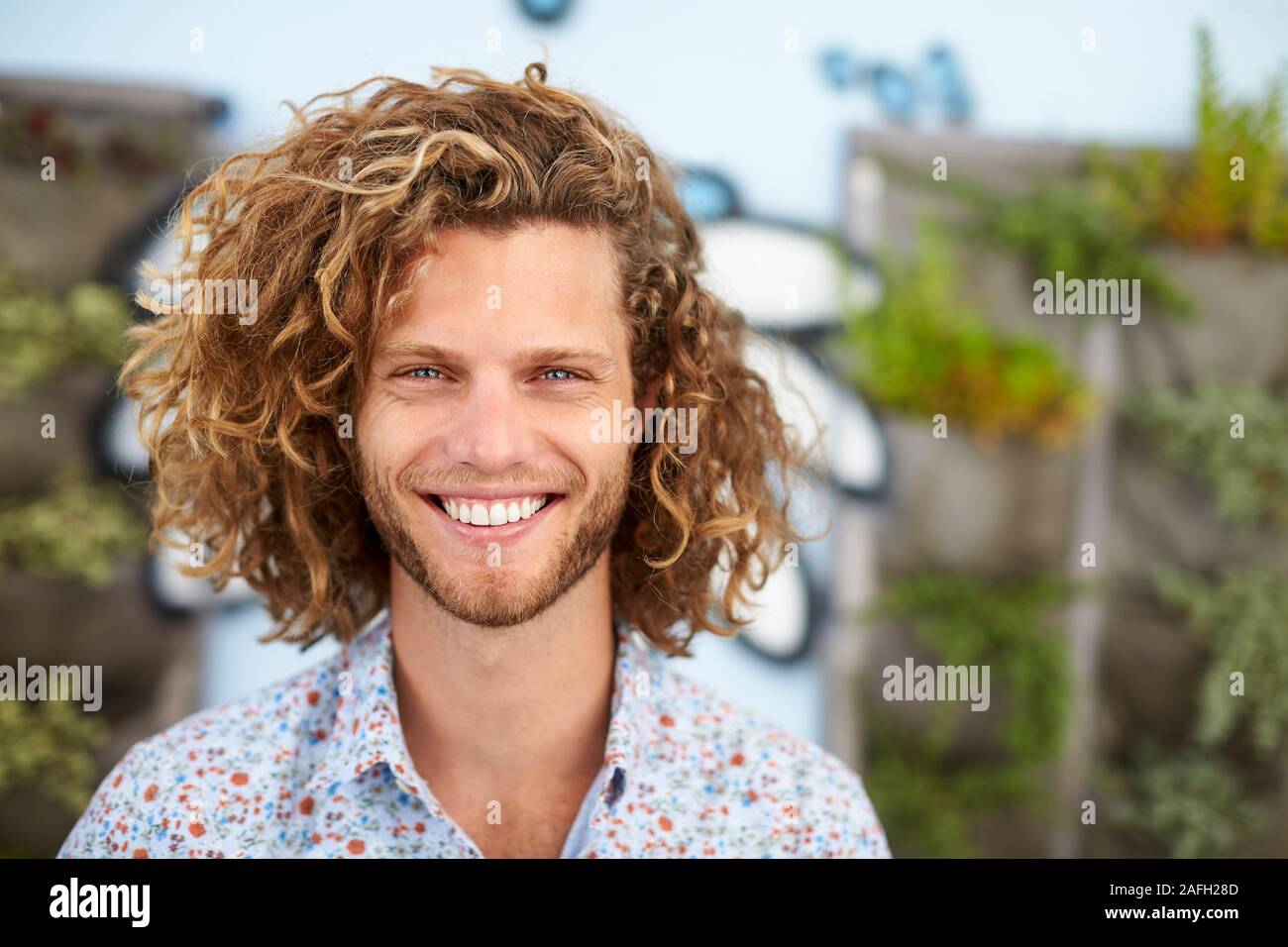 Im freien Kopf und Schultern Porträt von lächelnden jungen Mann Stockfoto