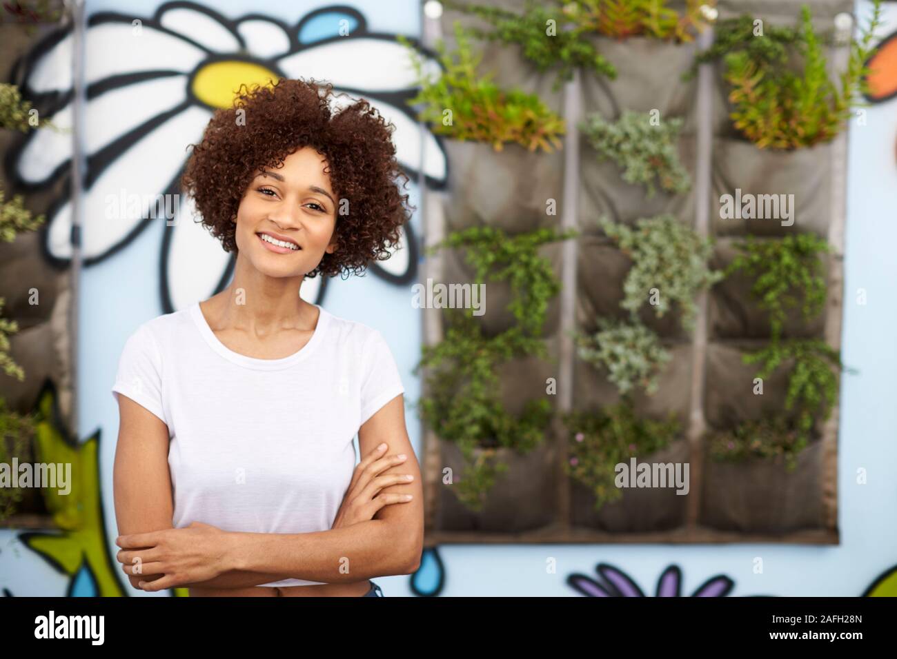 Im freien Kopf und Schultern Portrait von Lächelnden jungen Frau Stockfoto
