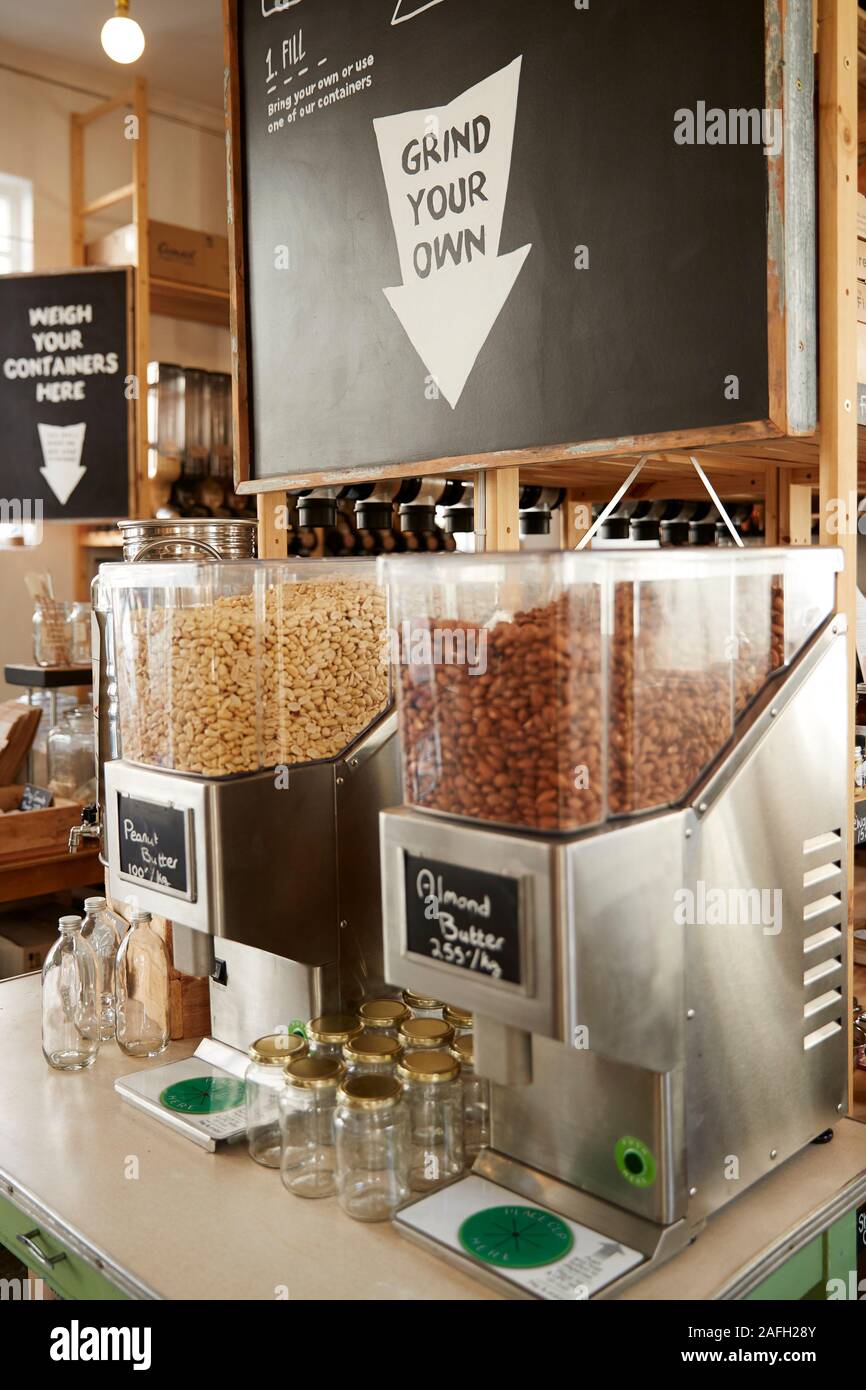Dispenser für Almond Butter in nachhaltige Kunststoff sich Lebensmittelgeschäft Stockfoto