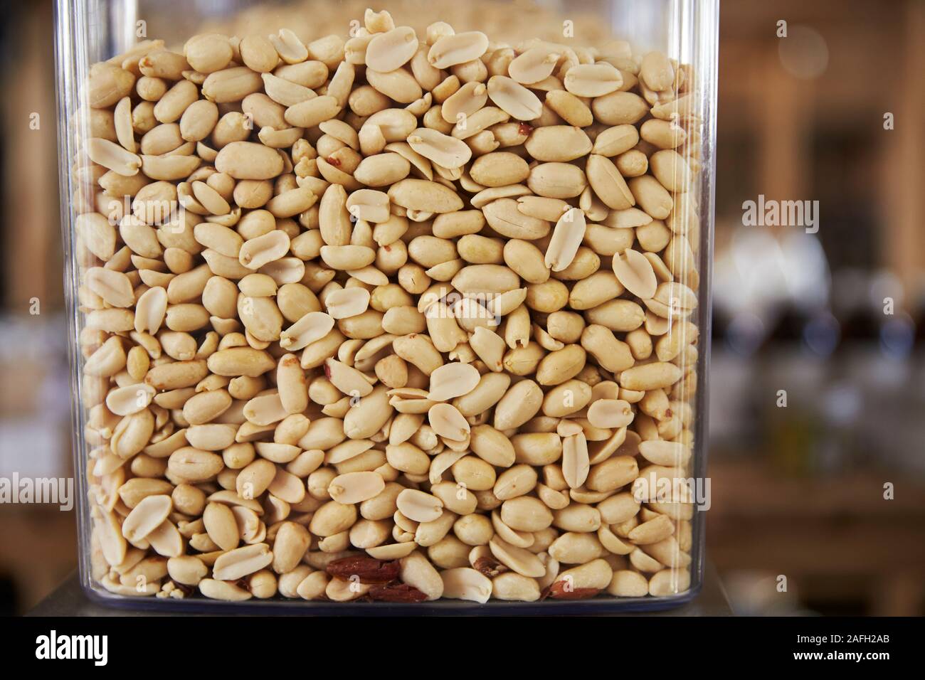 Dispenser für Erdnüsse in nachhaltige Kunststoff sich Lebensmittelgeschäft Stockfoto