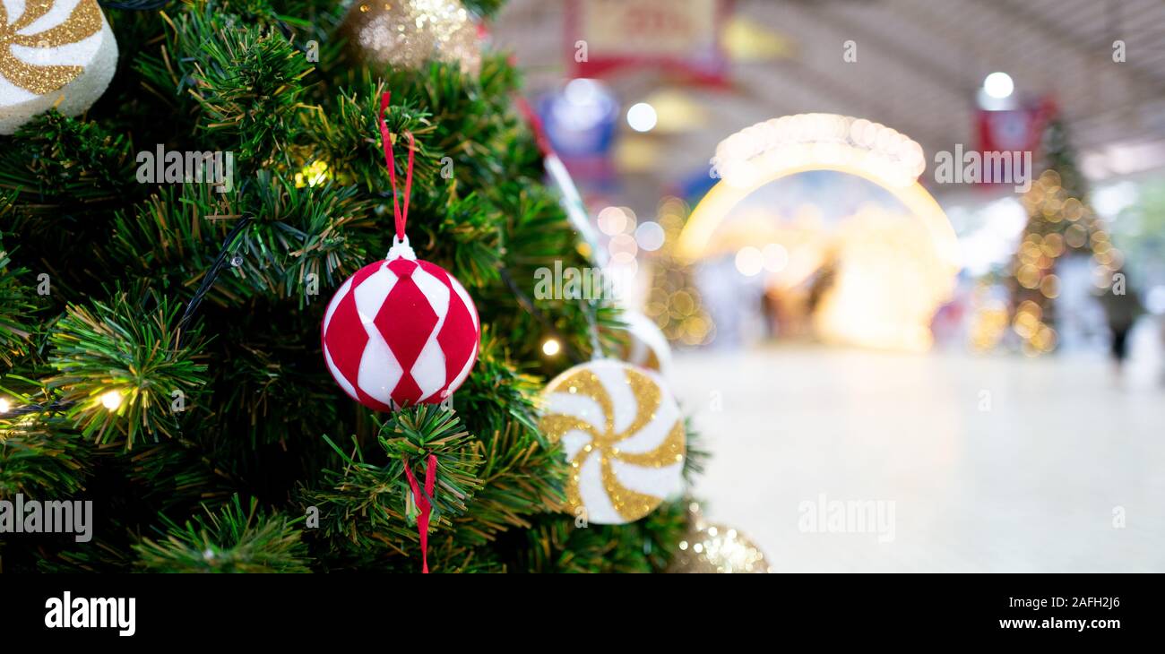 Weihnachtsbaum Weihnachtsbaum Geschenke und dekorative Elemente Stockfoto