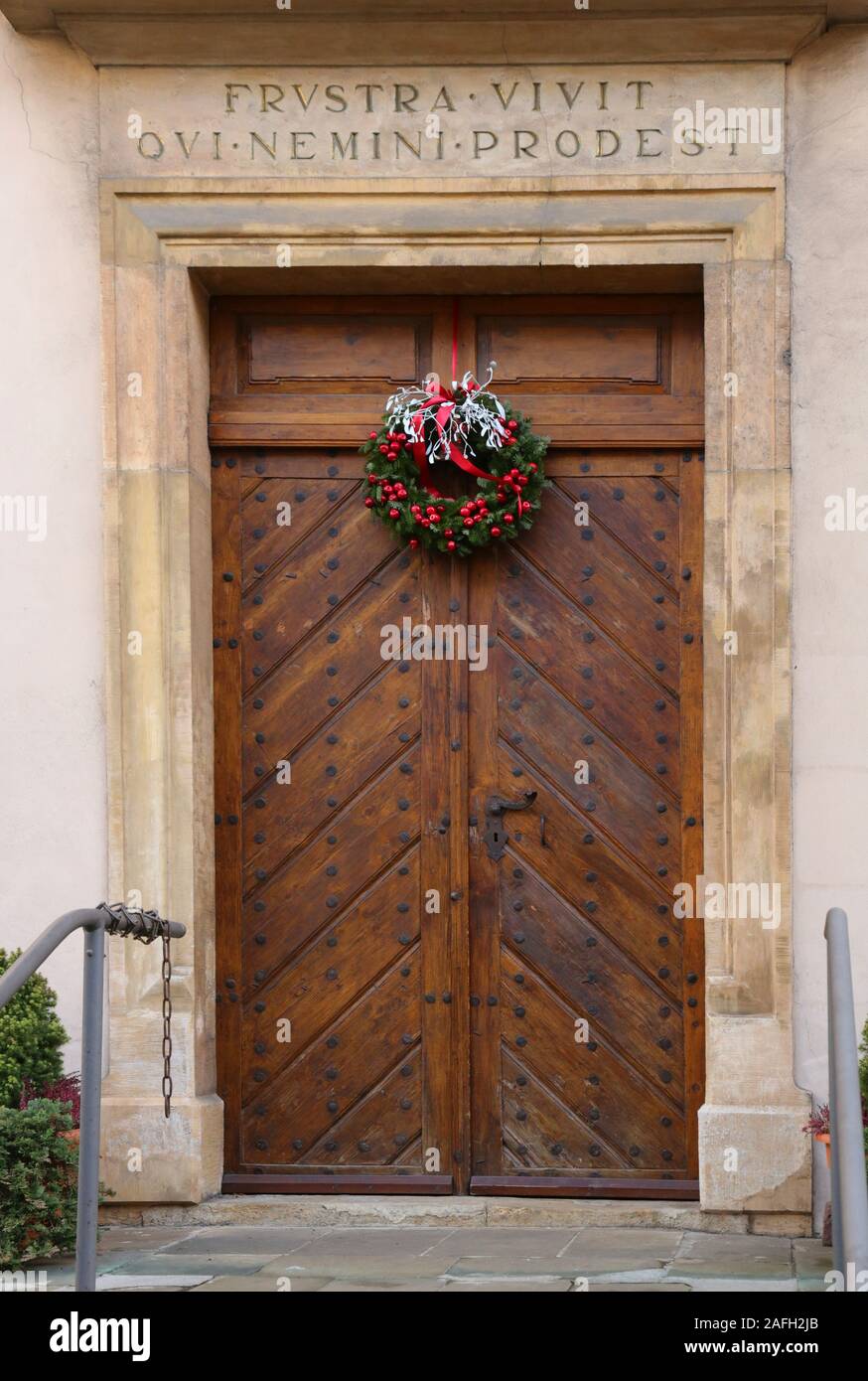 Krakau. Krakau. Polen. Weihnachten Dekoration - Tür Kranz. Lateinischen Satz "Wer hilft Niemand lebt umsonst". Stockfoto