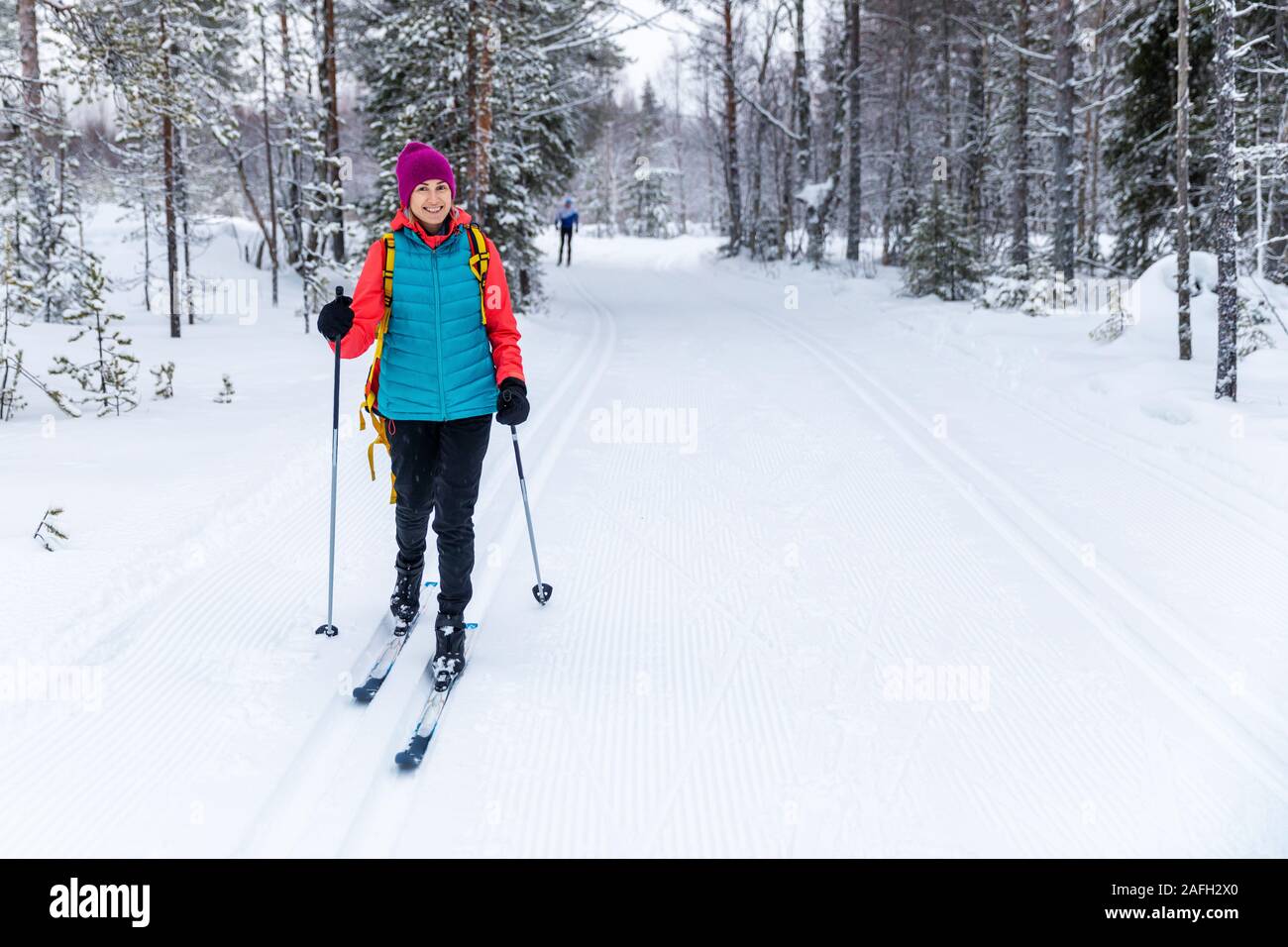 Langlauf - Frau mit Skiern auf verschneiten Wald Skigebiet. Akaslompolo, Finnland Stockfoto