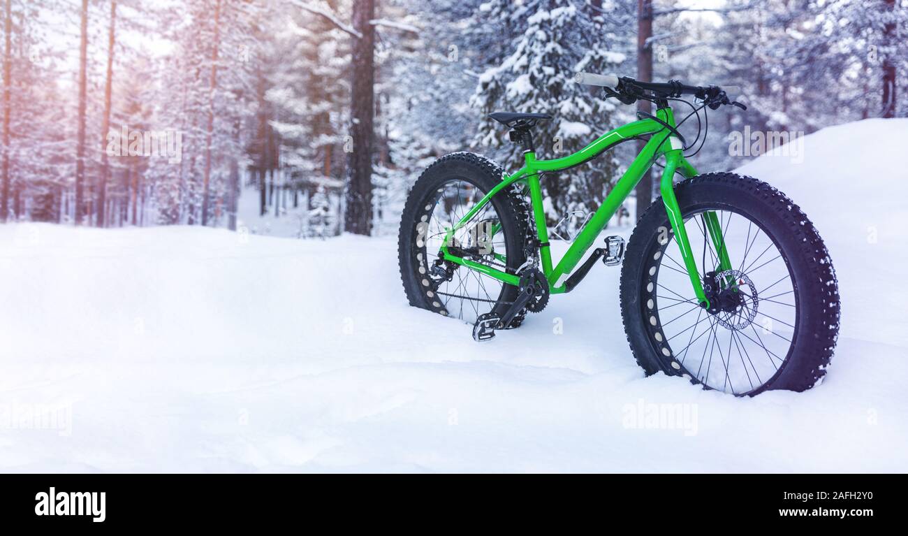 Winter Abenteuer - fat Bike im Schnee auf verschneiten Finnland Lappland Wald Hintergrund. Kopieren Sie Platz Stockfoto
