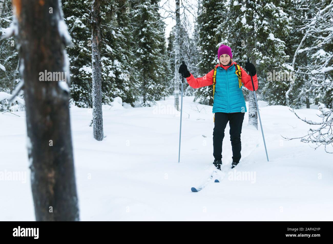 Skitouren im tiefen Neuschnee, Yllas, Lappland, Finnland Stockfoto