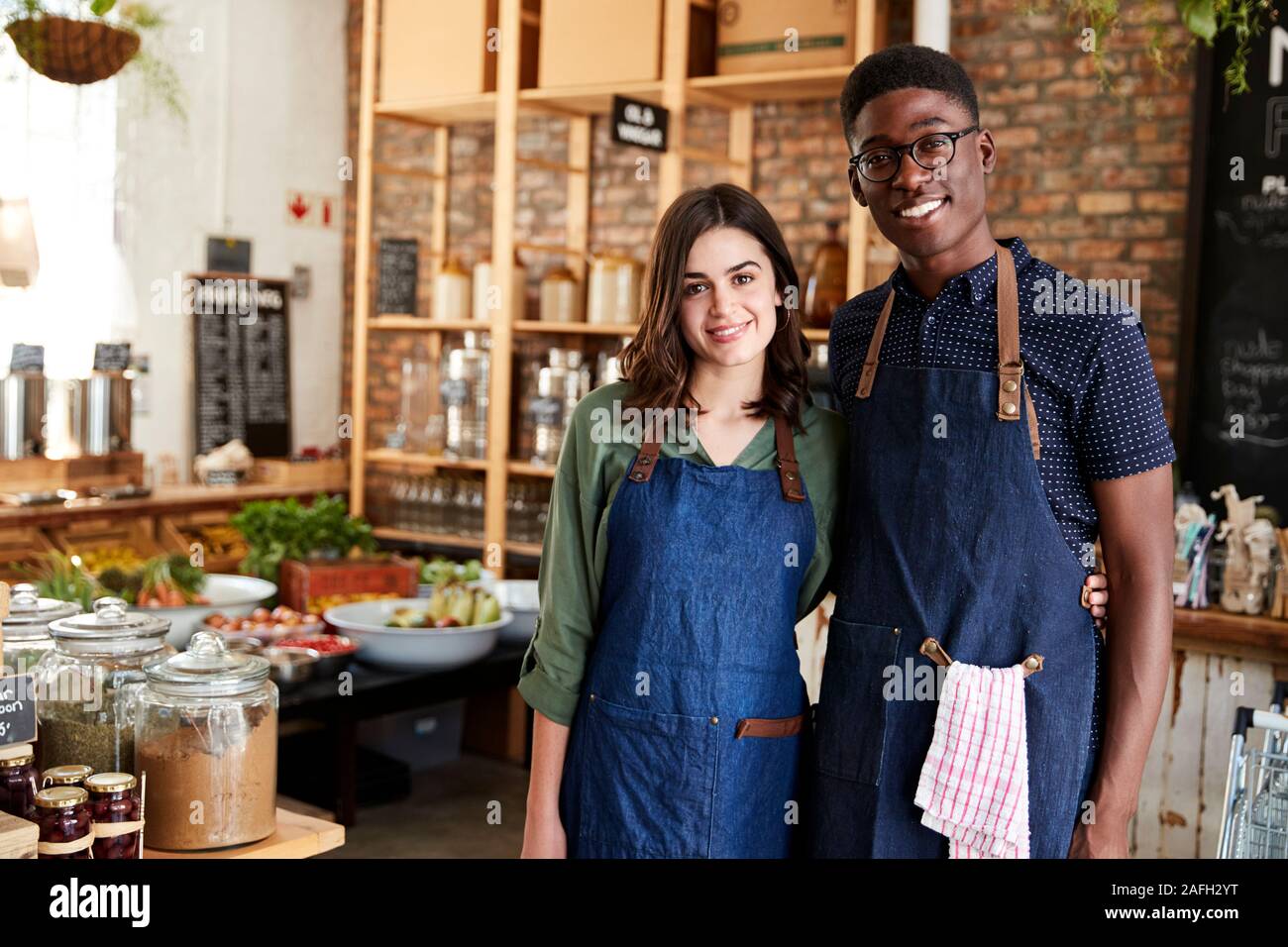 Portrait von Männlichen und Weiblichen Besitzer der Nachhaltigen Kunststoff sich Lebensmittelgeschäft Stockfoto