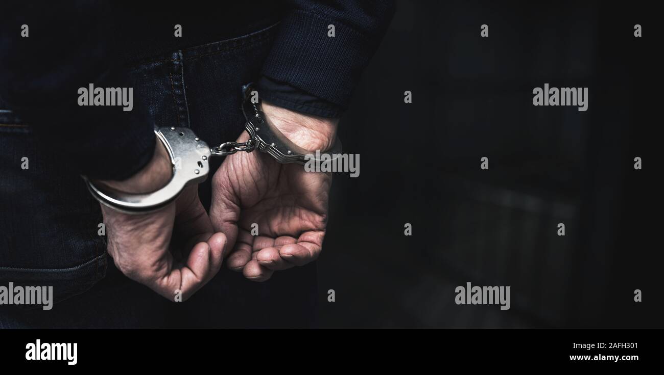 In Handschellen verhaftet Mann hinter Gefängnis Bars. Kopieren Sie Platz Stockfoto