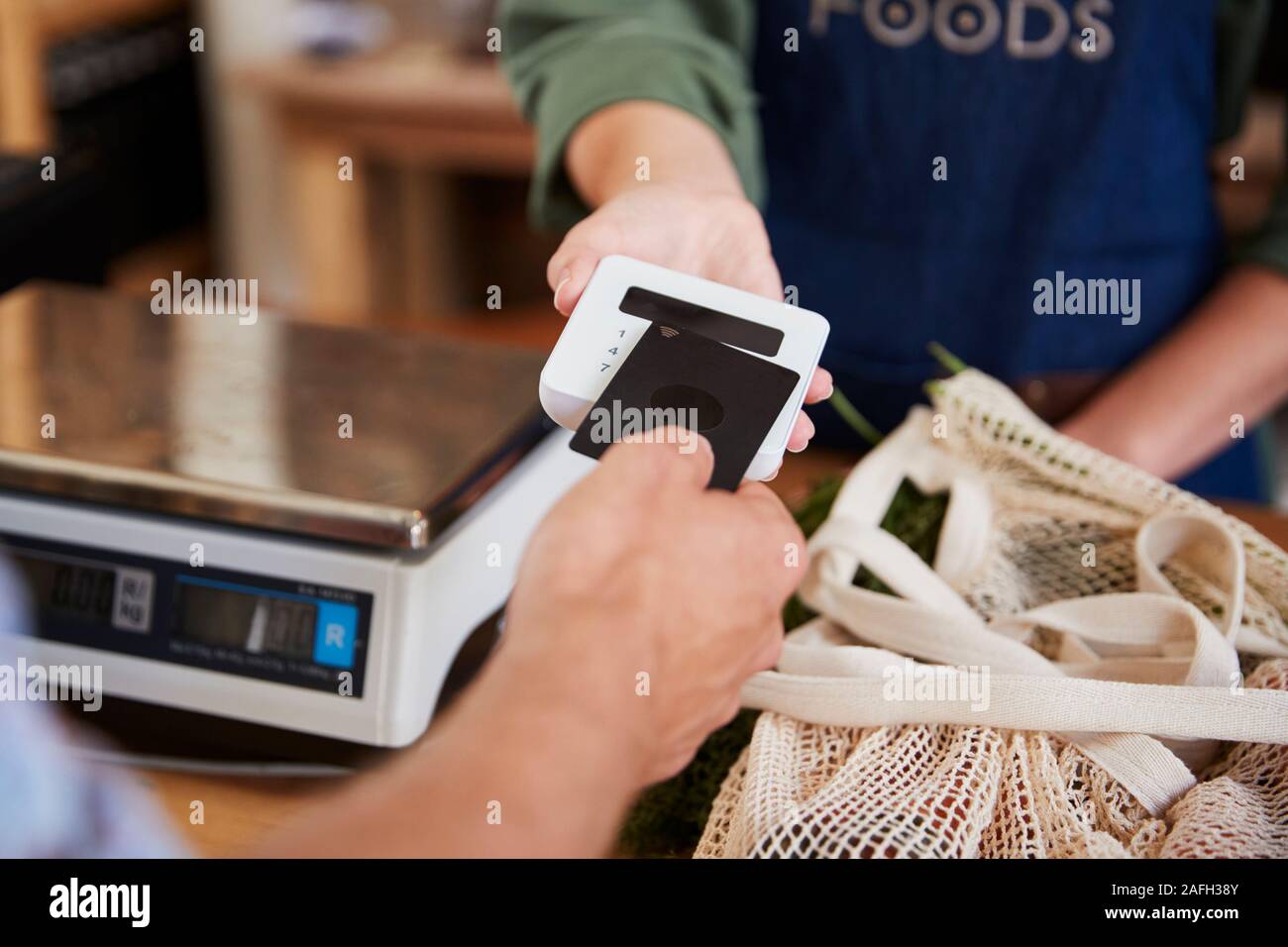 Kunden kontaktloses Bezahlen für den Einkauf an der Kasse der Grocery Store Stockfoto