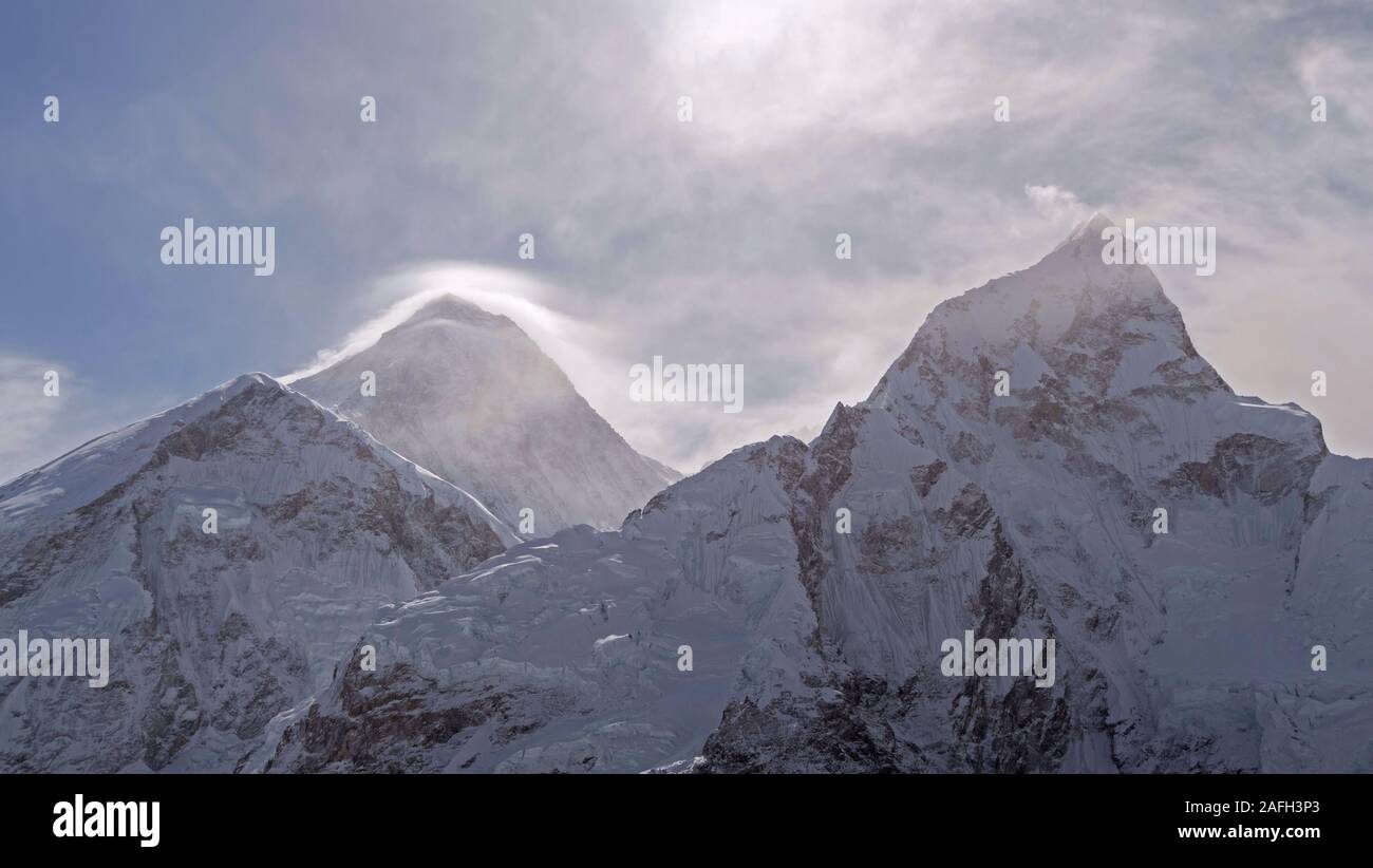 Der Everest Peak (8848 m) und Nuptse Gipfel (7861 m) bei Sonnenaufgang. Nepal, Himalaya Stockfoto