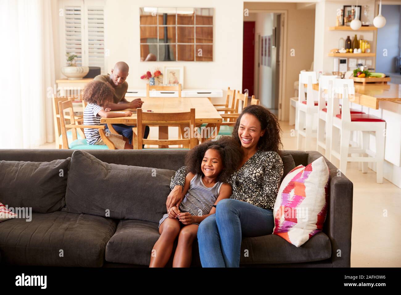 Mutter und Tochter sitzen auf einem Sofa zu Hause ansehen Film auf TV zusammen Stockfoto