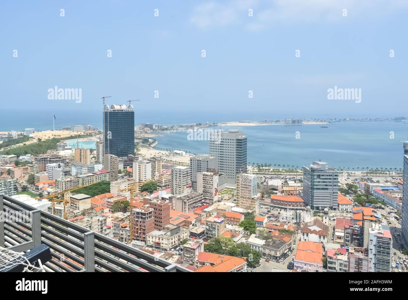 Luanda/Angola - 11/28/2016: Luftbild der Innenstadt von Luanda, die Bucht und den Hafen von Luanda, Rn und zentralen Gebäude, in Angola Stockfoto