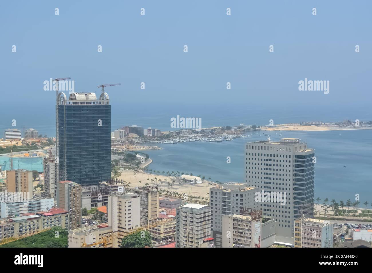 Luanda/Angola - 11/28/2016: Luftbild der Innenstadt von Luanda, die Bucht und den Hafen von Luanda, Rn und zentralen Gebäude, in Angola Stockfoto