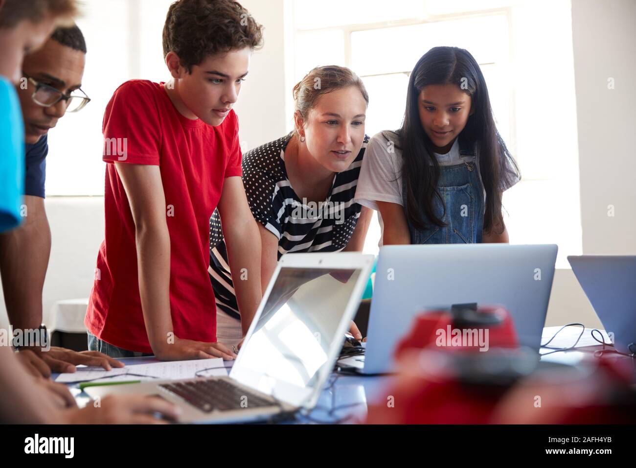 Gruppe von Studenten in der Schule Computer Coding Klasse Programmieren lernen Roboter Fahrzeug Stockfoto