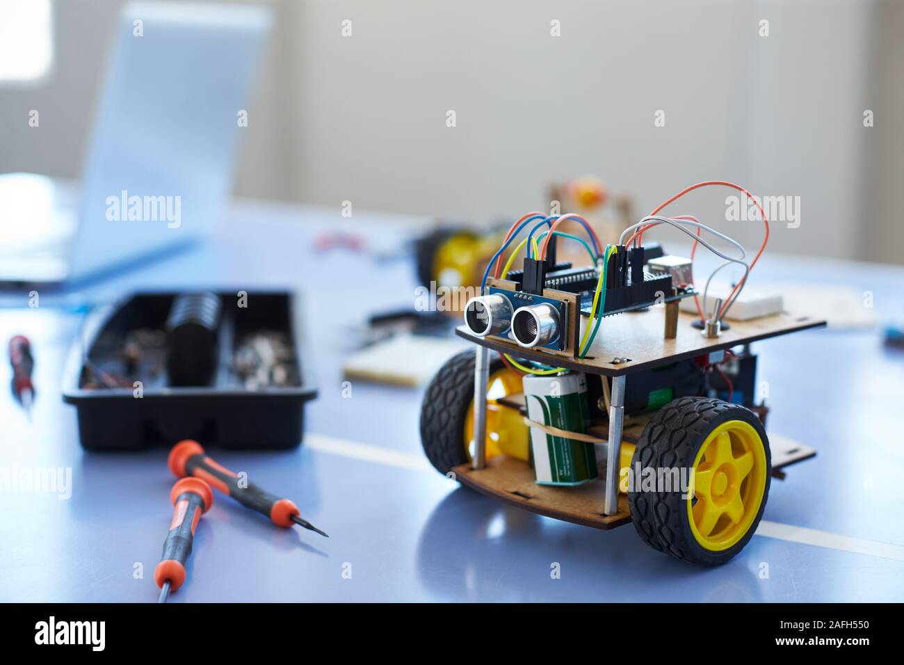 In der Nähe des Roboters Fahrzeug in der Schule Computer Coding Klasse Stockfoto