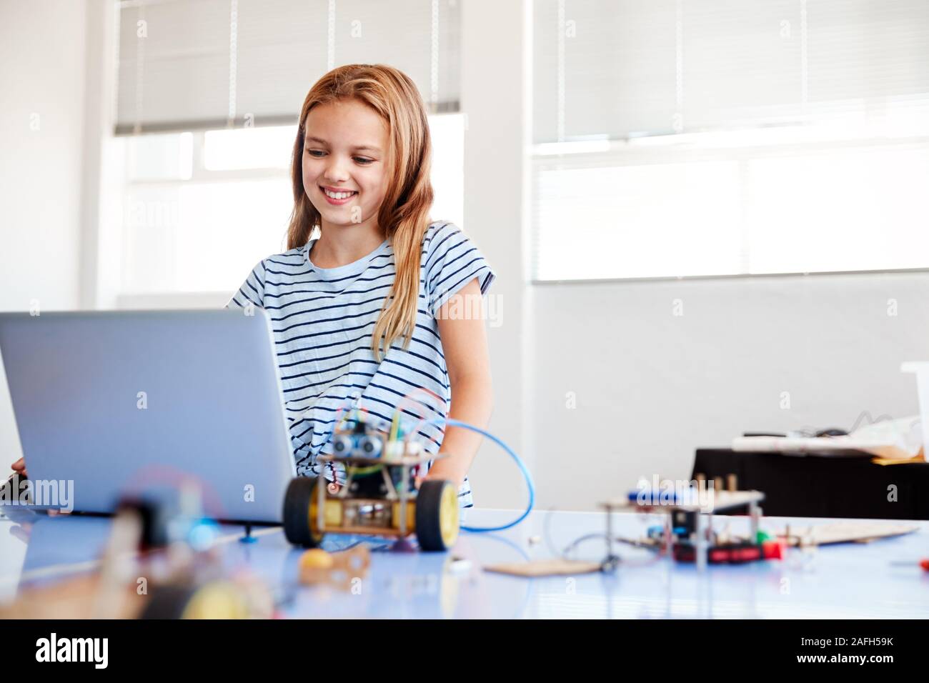 Weibliche Schüler Bauen und Programmieren Roboter Fahrzeug nach der Schule Computer Coding Klasse Stockfoto