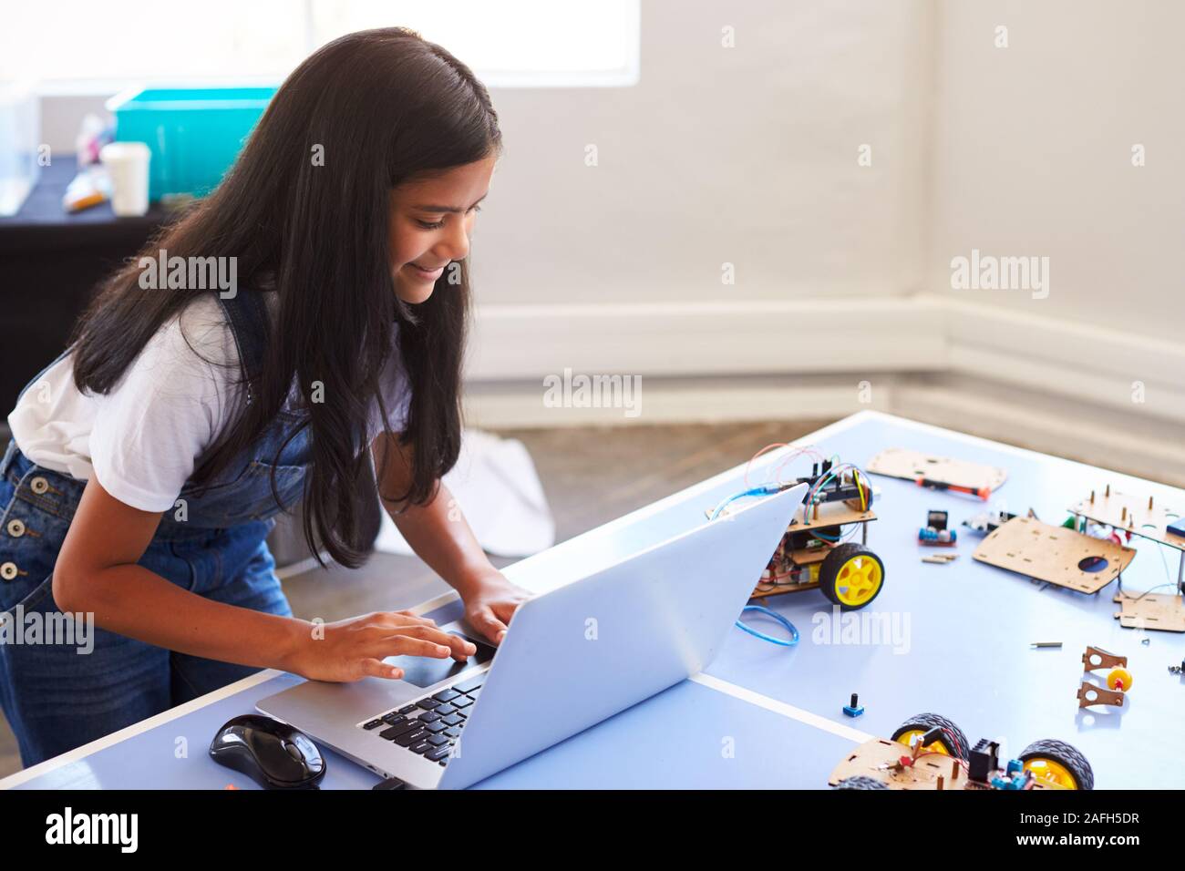 Weibliche Schüler Bauen und Programmieren Roboter Fahrzeug nach der Schule Computer Coding Klasse Stockfoto