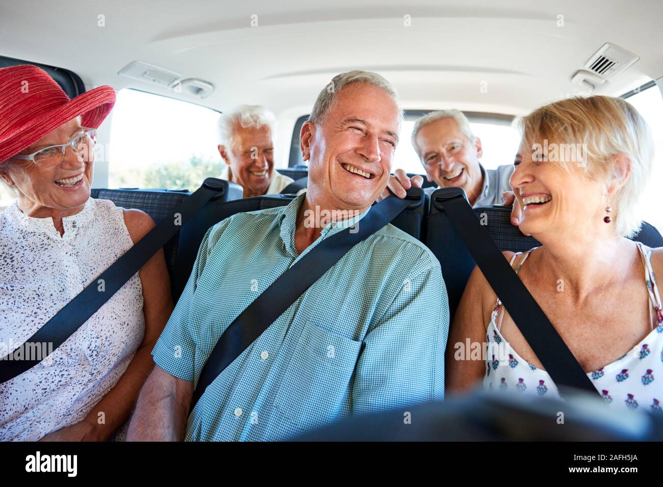 Gruppe von älteren Freunden sitzen in der Rückseite der Van Gefahren zu Ferienhäuser Stockfoto