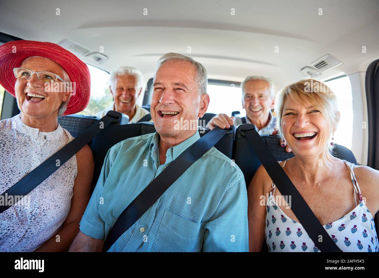Gruppe von älteren Freunden sitzen in der Rückseite der Van Gefahren zu Ferienhäuser Stockfoto Gruppe von älteren Freunden sitzen in der Rückseite der Van Gefahren zu Ferienhäuser Stockfoto