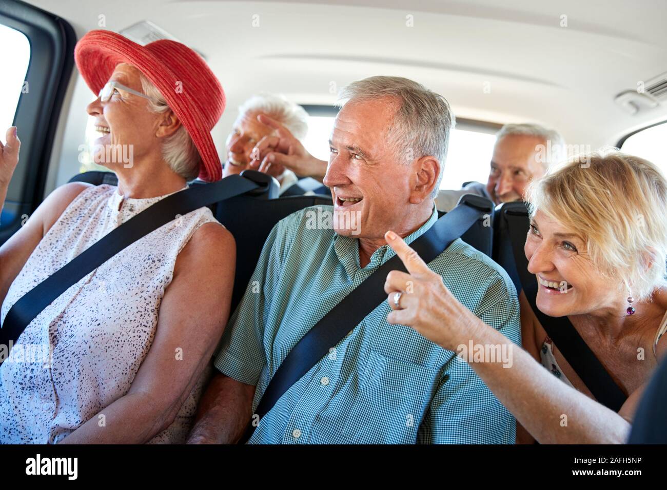 Gruppe von älteren Freunden sitzen in der Rückseite der Van Gefahren zu Ferienhäuser Stockfoto