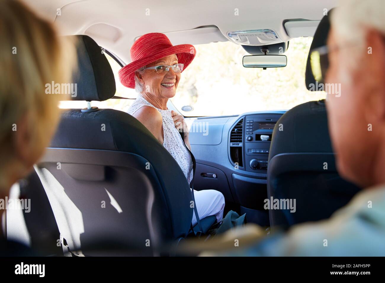 Gruppe von älteren Freunden Sitzen im Auto fahren, um Urlaub Stockfoto Gruppe von älteren Freunden Sitzen im Auto fahren, um Urlaub Stockfoto