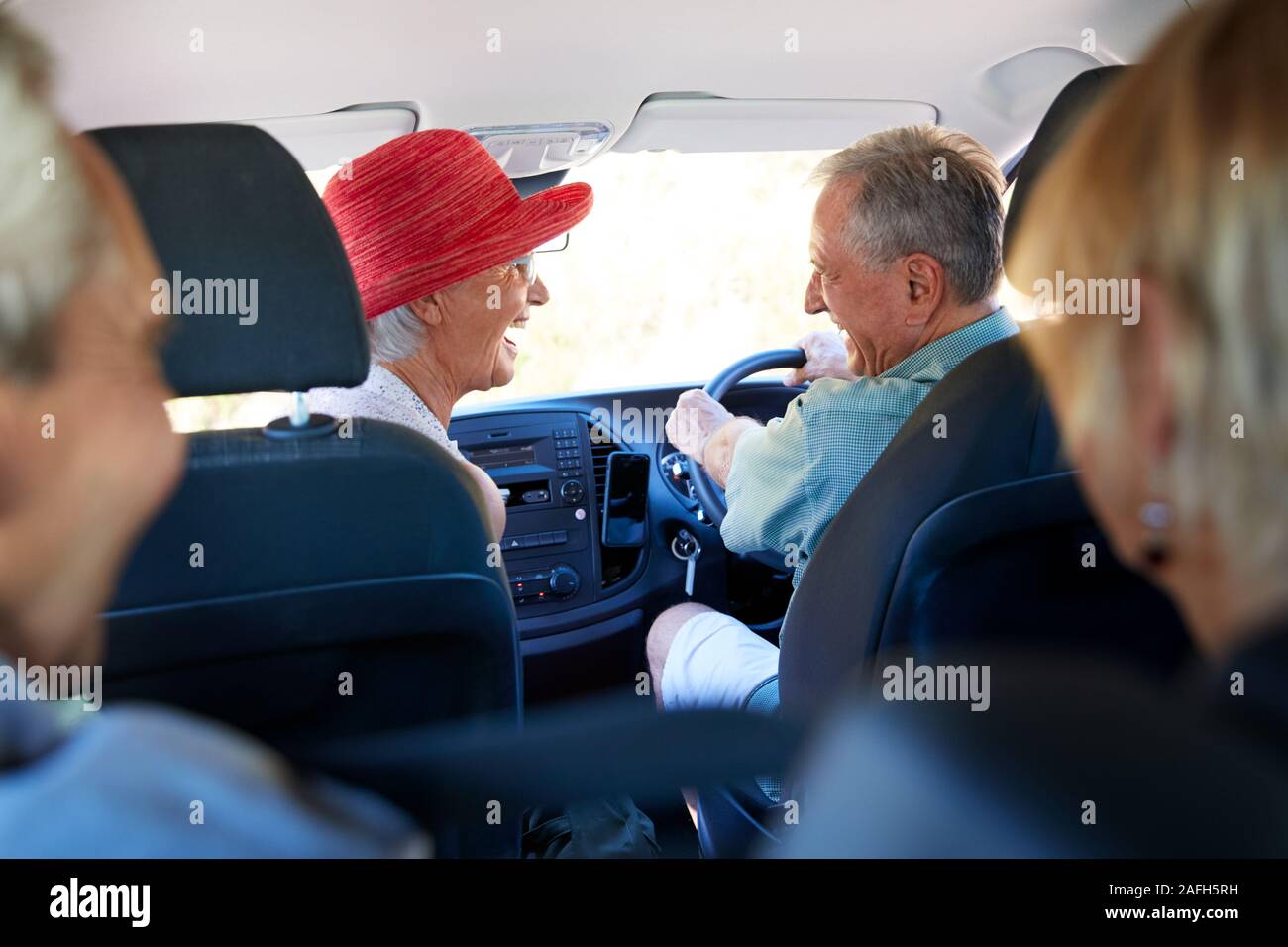 Gruppe von älteren Freunden Sitzen im Auto fahren, um Urlaub Stockfoto Gruppe von älteren Freunden Sitzen im Auto fahren, um Urlaub Stockfoto