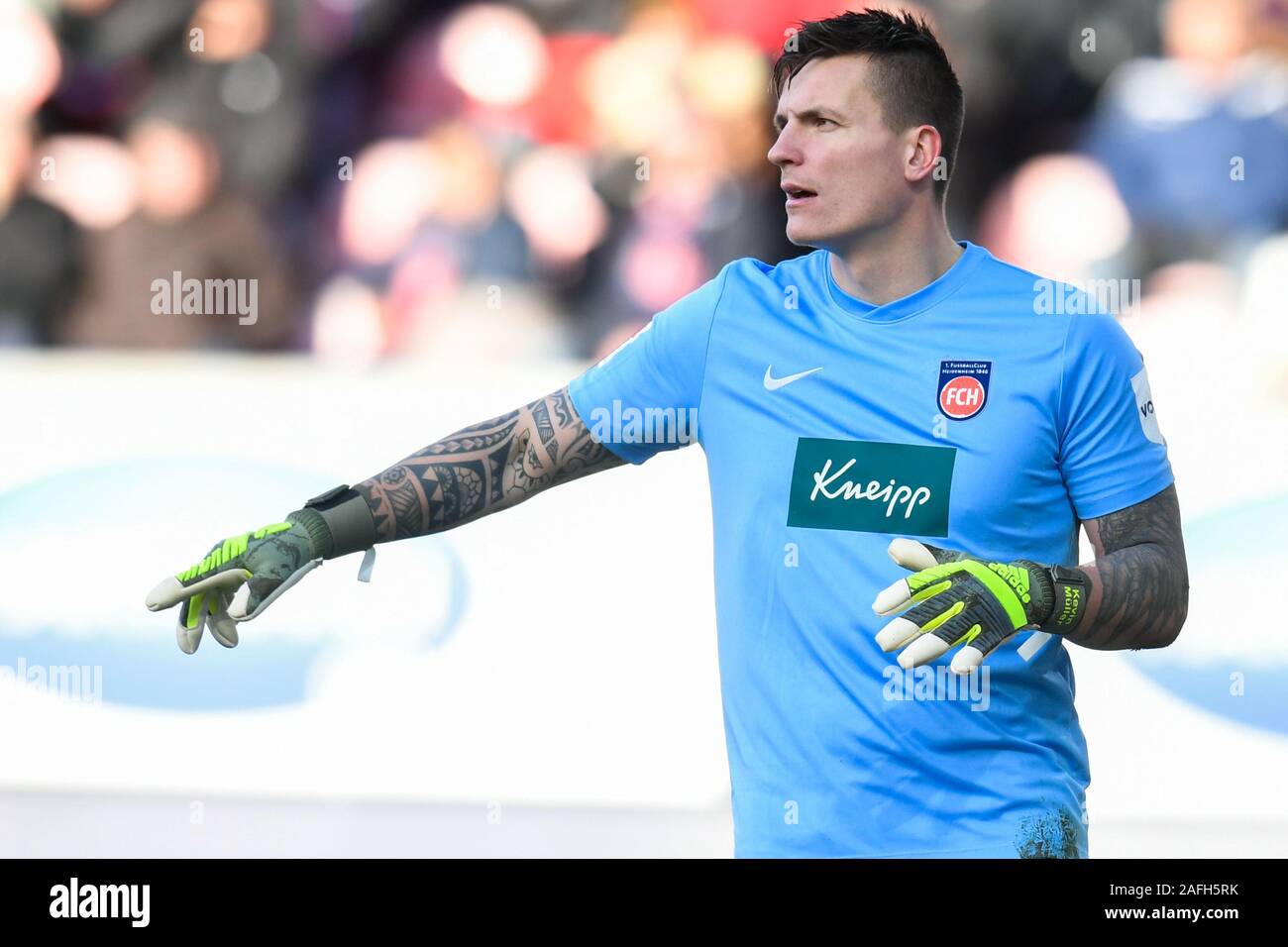 14 Dezember 2019, Baden-Wuerttemberg, Heidenheim: Fussball: 2. Fussballbundesliga, 17. Spieltag, 1.FC Heidenheim - Arminia Bielefeld, Voith-Arena. Torwart Kevin Müller vom 1. FC Heidenheim gestikulierte Foto: Tom Weller/dpa - WICHTIGER HINWEIS: In Übereinstimmung mit den Anforderungen der DFL Deutsche Fußball Liga oder der DFB Deutscher Fußball-Bund ist es untersagt, zu verwenden oder verwendet Fotos im Stadion und/oder das Spiel in Form von Bildern und/oder Videos - wie Foto Sequenzen getroffen haben. Stockfoto