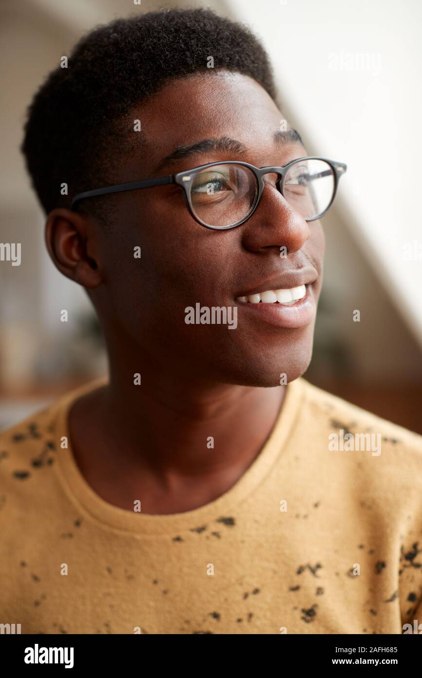 Junger Mann mit Brille im Loft Apartment Stockfoto