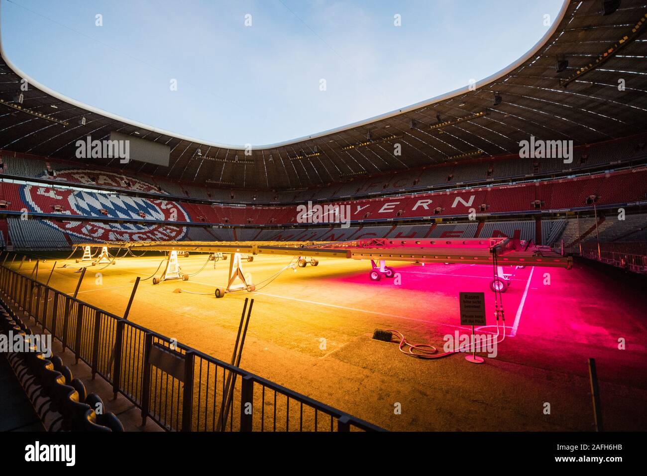 15 Dezember 2019, Bayern, München: Das Gras der Allianz Arena wird intensiv nach einem Spieltag bestrahlt werden. Foto: Matthias Balk/dpa Stockfoto