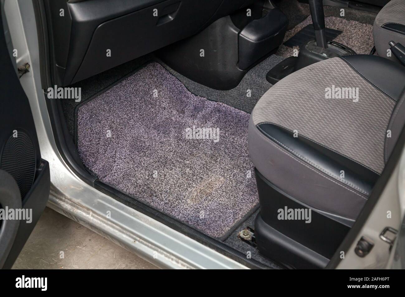 Schmutziges auto Fußmatten aus schwarzem Gummi mit Gaspedal und Bremsen in  der Werkstatt für die Detaillierung Fahrzeugs vor der Reinigung. Auto  Service Industrie Stockfotografie - Alamy