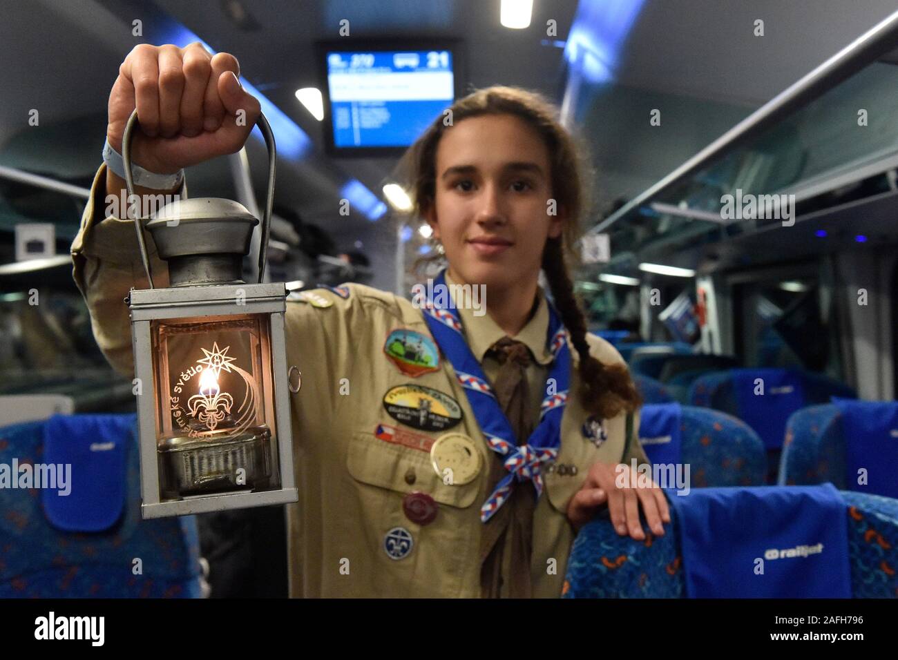 Der tschechischen Pfadfinder aus Brünn Bethlehem Licht aus dem Österreich Wien bringen mit dem Zug nach Brno, Tschechische Republik, am Samstag, den 14. Dezember 2019. (CTK Photo/Vaclav Salek) Stockfoto