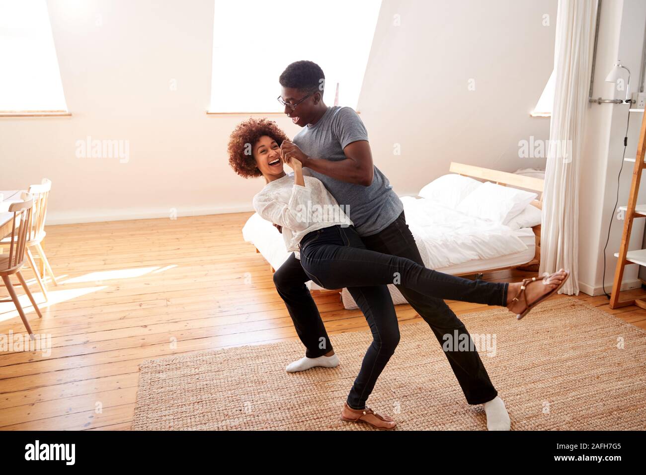 Paar Spaß im neuen Haus zusammen tanzen Stockfoto