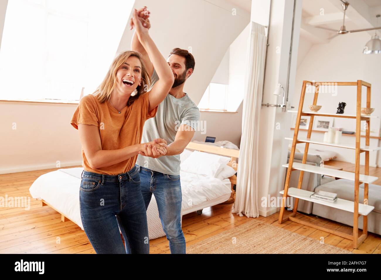 Paar Spaß im neuen Haus zusammen tanzen Stockfoto