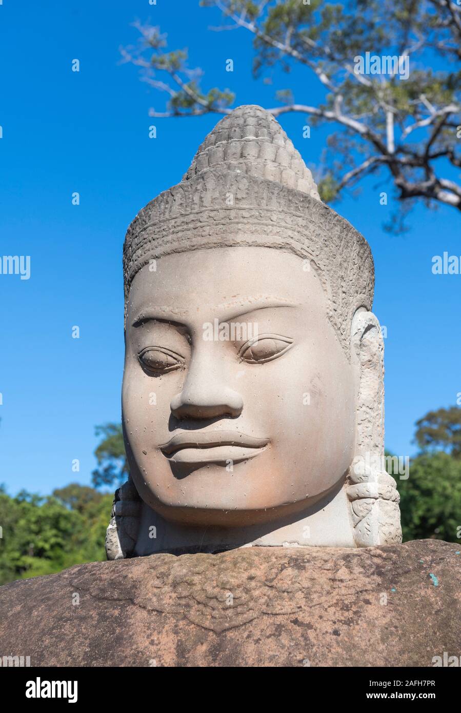 Angkor Thom Südtor Eingang, Siem Reap, Kambodscha bis single Buddha Kopf Statue in der Nähe Stockfoto