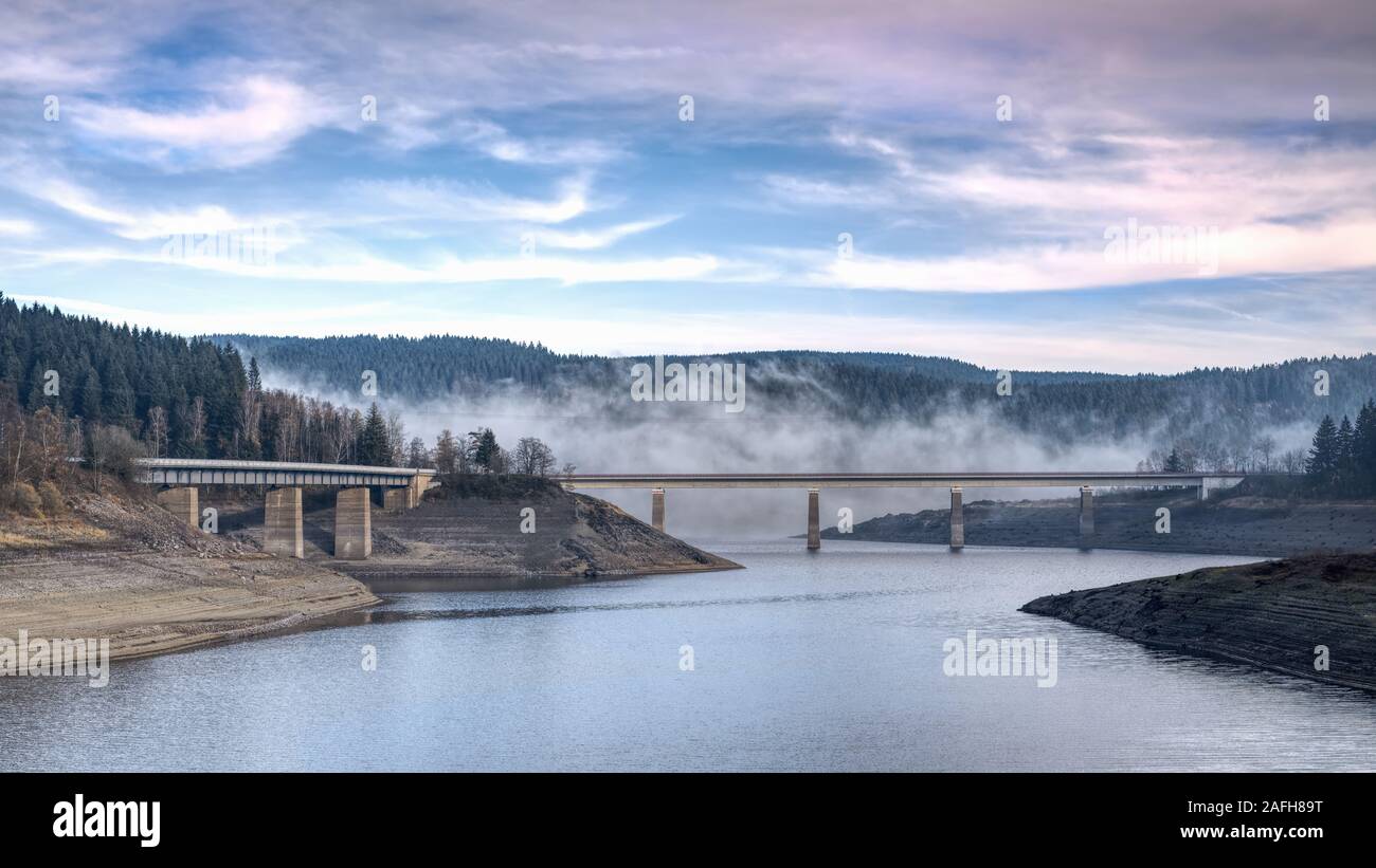 Okertalsperre im Wald der Harz in Niedersachsen, Deutschland. Steigende Nebel über dem Wasser und einen schönen winterlichen Himmel in Pastell. Stockfoto