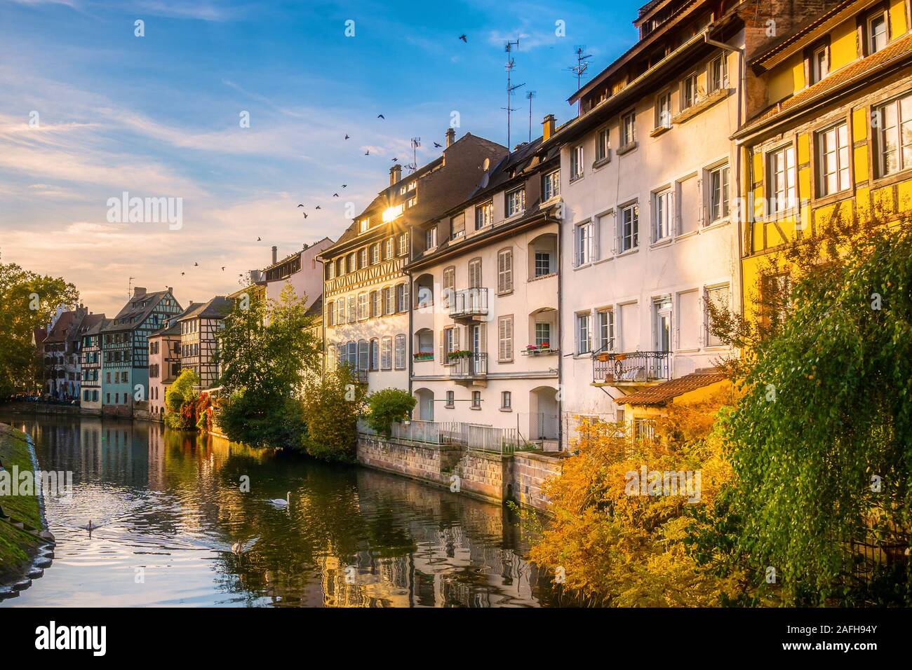 Malerische und ikonischen Stadtbild der Altstadt Petite France Bezirk, der Innenstadt von Straßburg, an einem sonnigen Nachmittag. Häuser entlang der Ill. Stockfoto