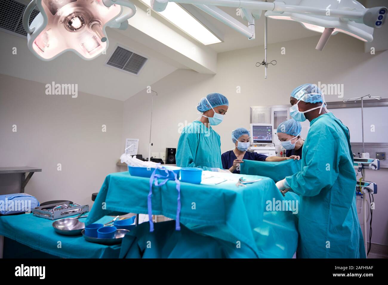 Op-Team die Arbeit an Patienten im Krankenhaus Op Stockfoto