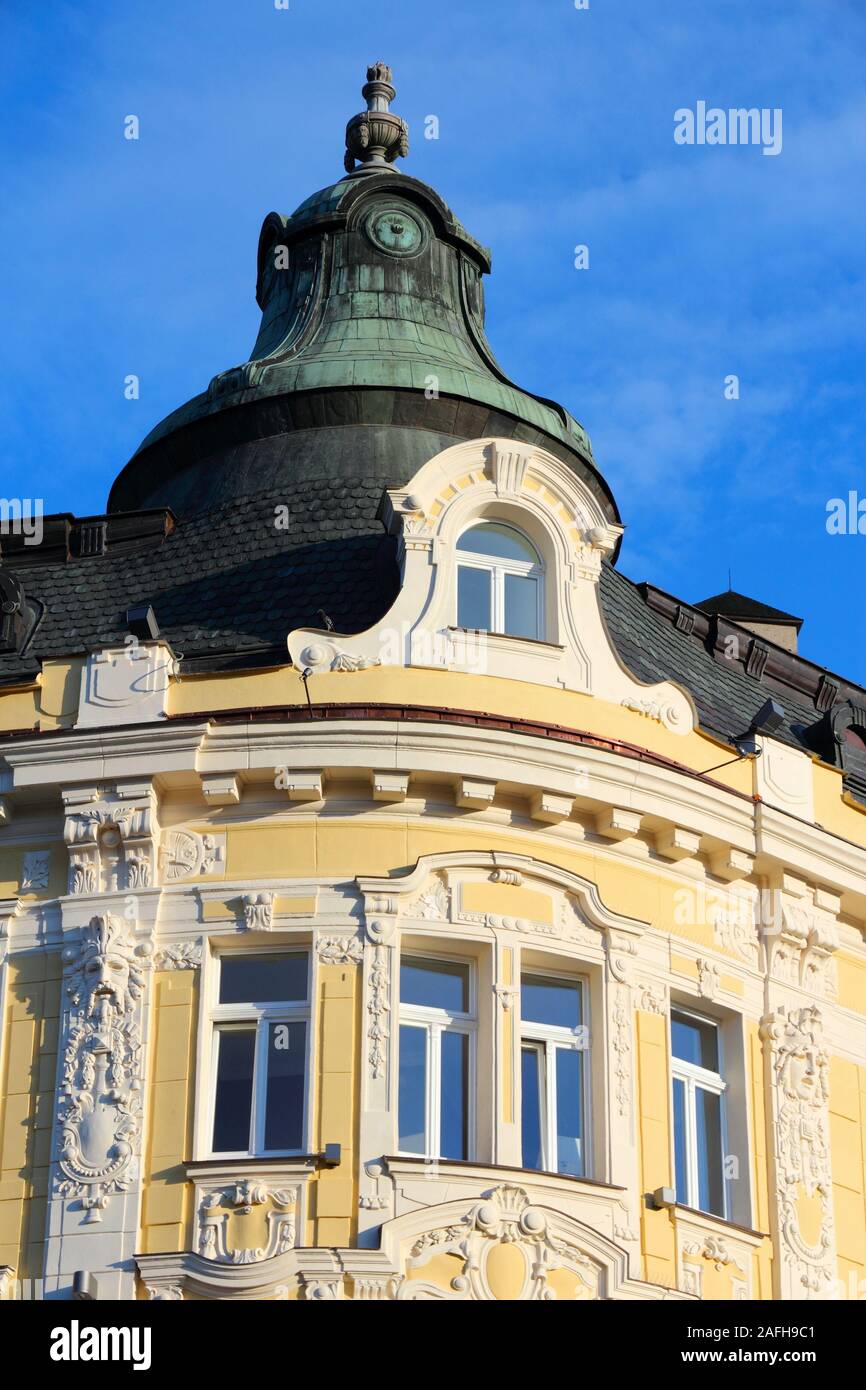 Trencin, Stadt in der Slowakei im Povazie Region. Alte verzierte Stadthaus Fassade. Stockfoto