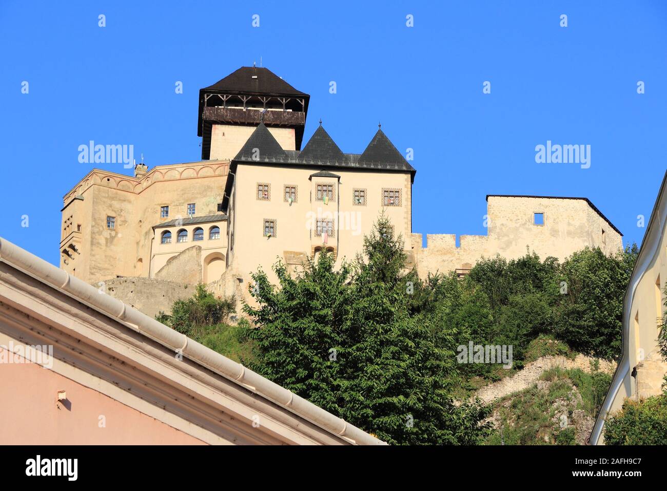 Schloss in Trencin, Altstadt in der Slowakei in Povazie Region. Mittelalterliche Festung auf einem Hügel. Stockfoto