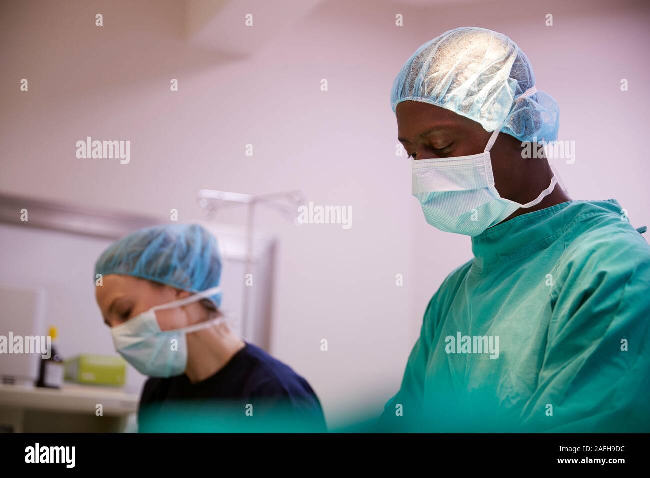 Op-Team die Arbeit an Patienten im Krankenhaus Op Stockfoto