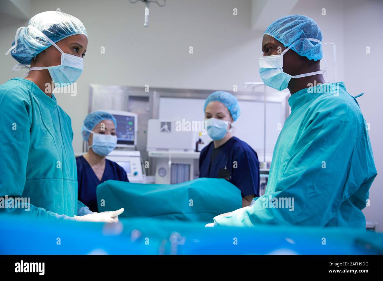 Op-Team die Arbeit an Patienten im Krankenhaus Op Stockfoto