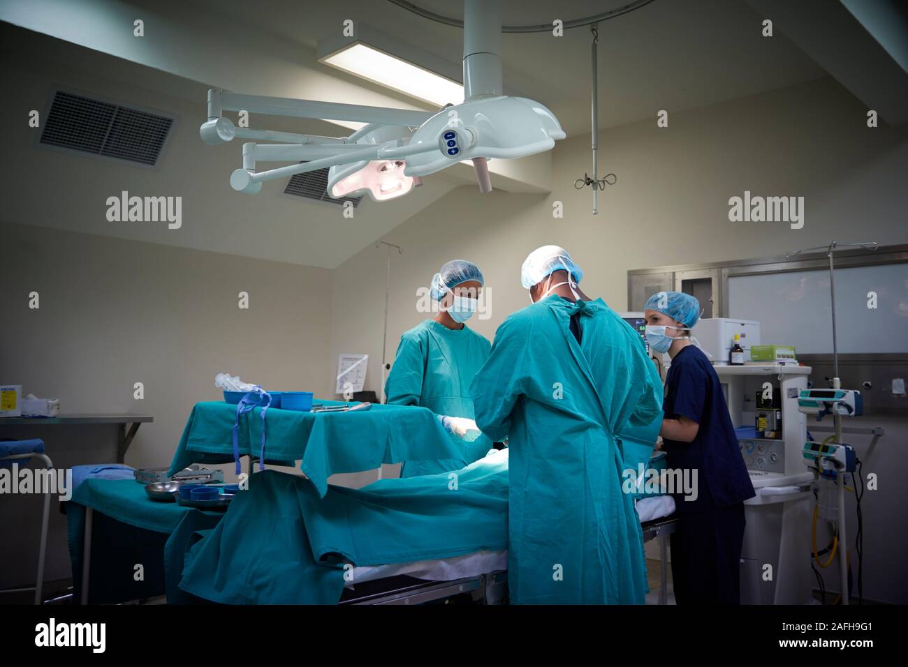 Op-Team die Arbeit an Patienten im Krankenhaus Op Stockfoto