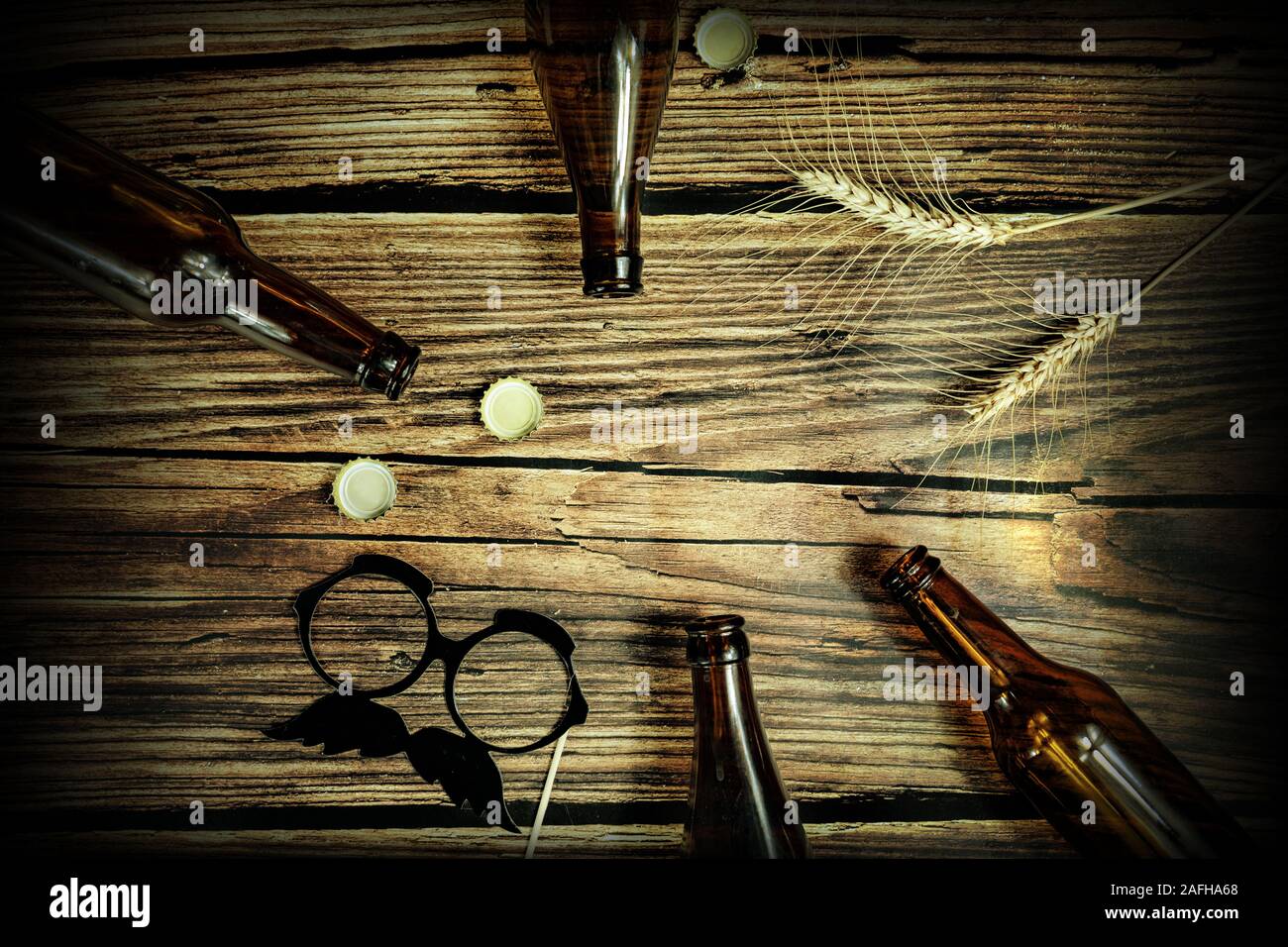 Bier Flasche und Weizen Hintergrund Mann Höhle Rahmen mit Holz- braunen Hintergrund. Stockfoto