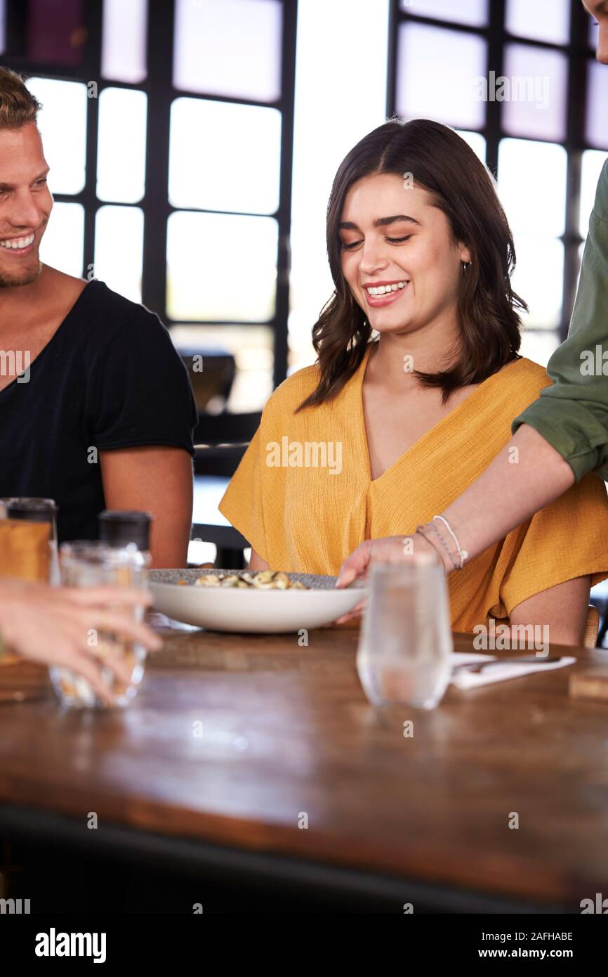 Kellnerin serviert Paar Treffen für Getränke und Essen im Restaurant Stockfoto